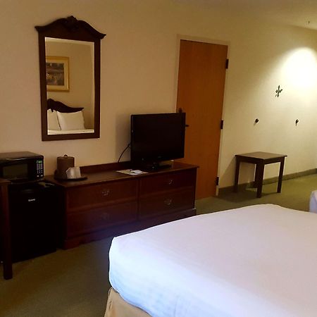 Baymont By Wyndham Belen Nm Hotel Bagian luar foto