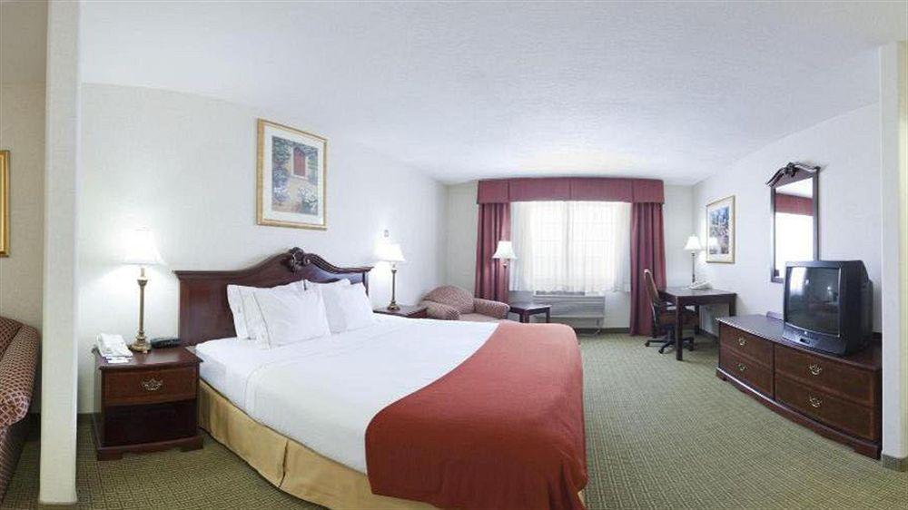Baymont By Wyndham Belen Nm Hotel Bagian luar foto