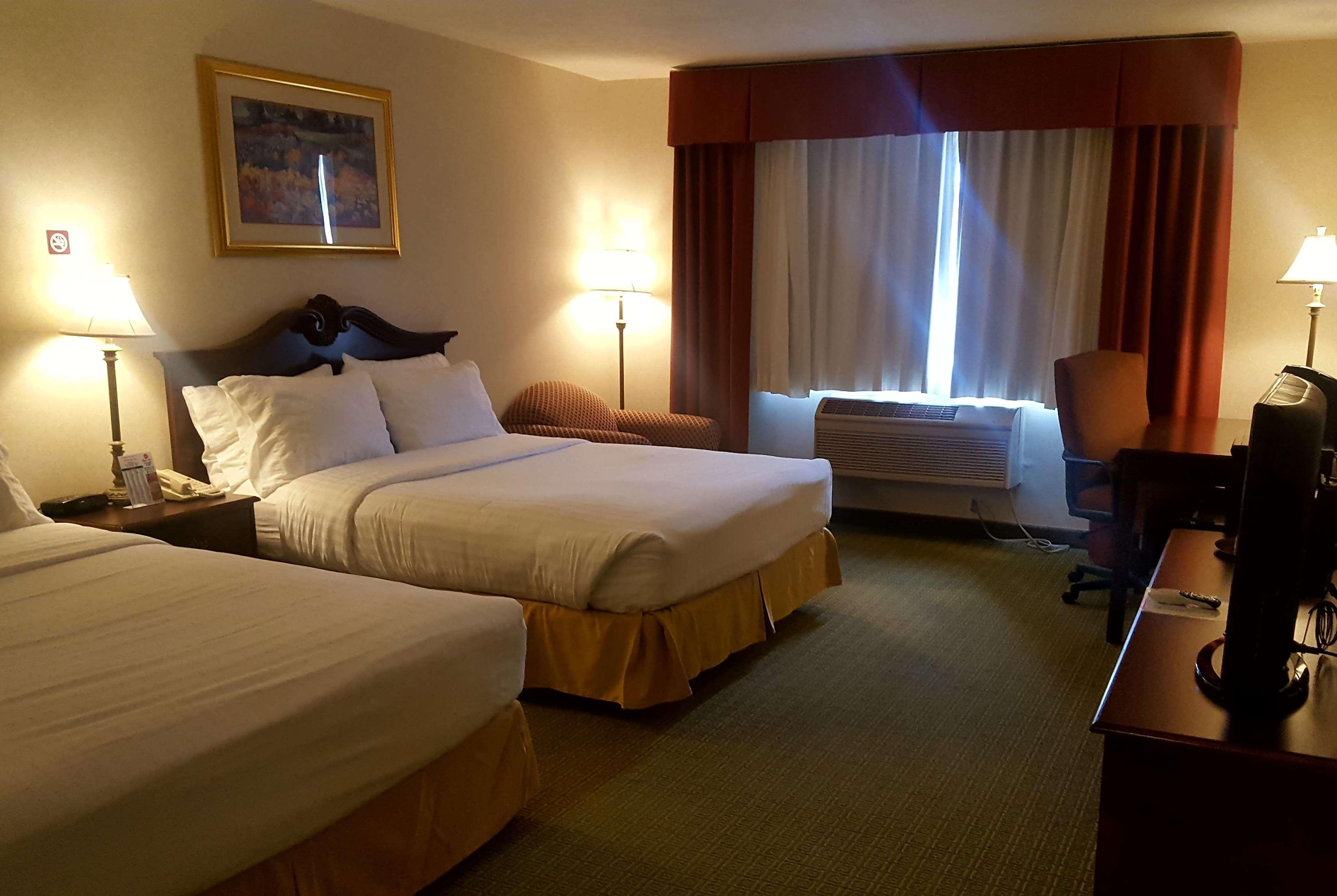Baymont By Wyndham Belen Nm Hotel Bagian luar foto