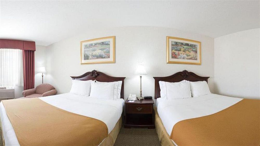 Baymont By Wyndham Belen Nm Hotel Bagian luar foto