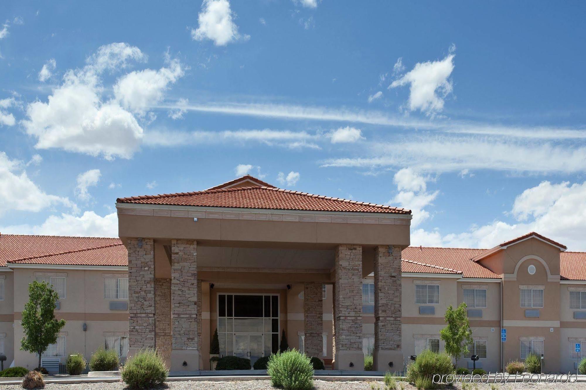 Baymont By Wyndham Belen Nm Hotel Bagian luar foto